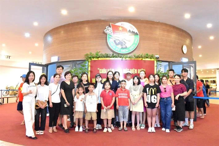 Các em học sinh đoạt giải tham quan Bảo tàng chiến thắng lịch sử Điện Biên Phủ