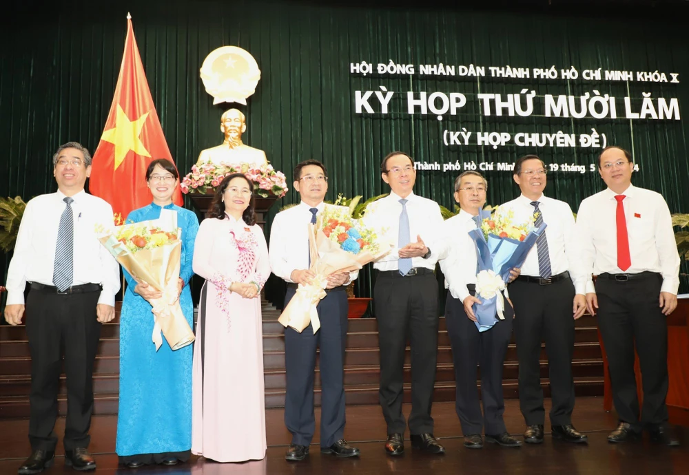Thường trực Thành ủy TPHCM tặng hoa chúc mừng các đồng chí tại kỳ họp thứ 15 (kỳ họp chuyên đề), HĐND TPHCM. Ảnh: VIỆT DŨNG