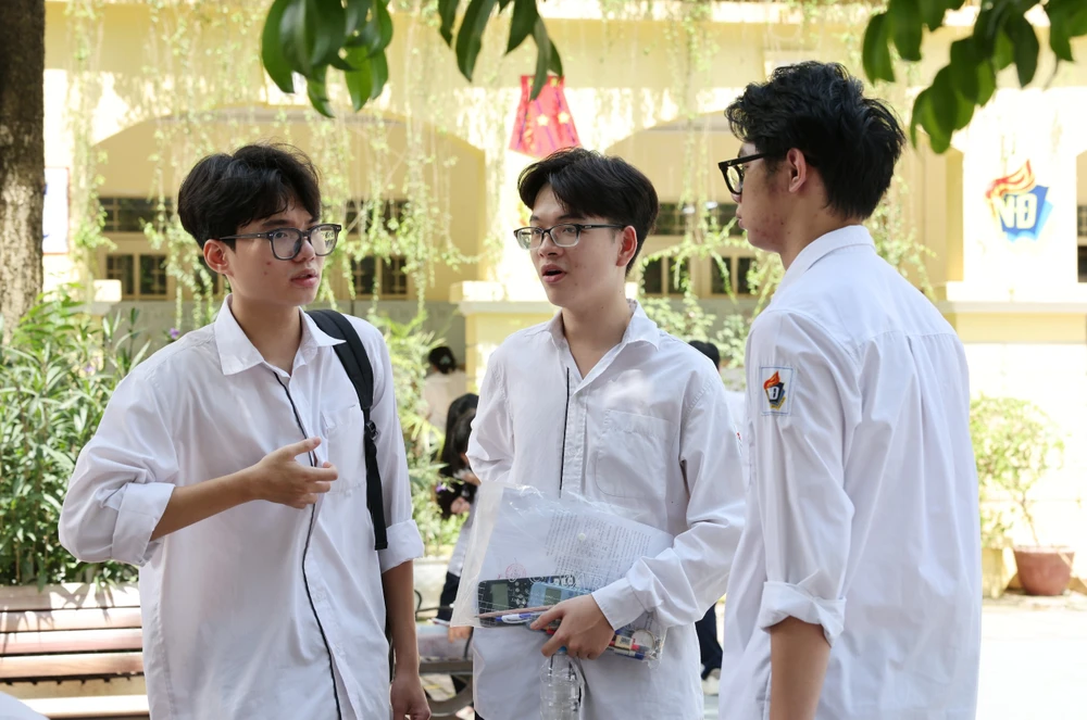 Thí sinh Hà Nội phấn khởi vì đã hoàn tất 2 môn thi. Ảnh: QUANG PHÚC 