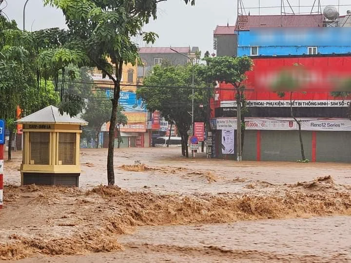 Trung tâm TP Sơn La sáng 24-7, nước đỏ ngàu cuồn cuộn chảy về trong mưa 