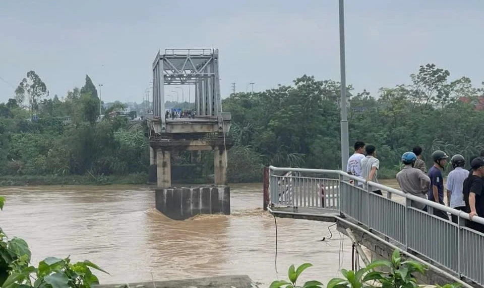 Hiện trường cầu Phong Châu (tỉnh Phú Thọ) bị sập