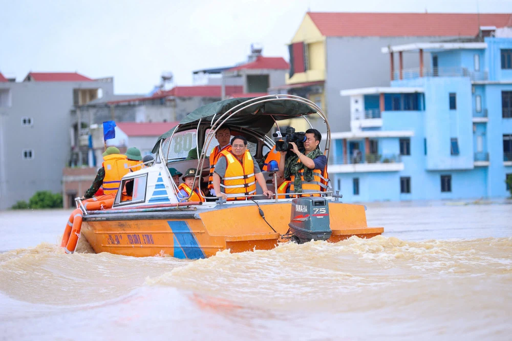 Thủ tướng Phạm Minh Chính đến kiểm tra, thị sát, thăm hỏi động viên nhân dân và lực lượng tham gia ứng phó, cứu nạn, cứu hộ tại thị xã Việt Yên, tỉnh Bắc Giang, sáng 10-9. Ảnh: VIẾT CHUNG