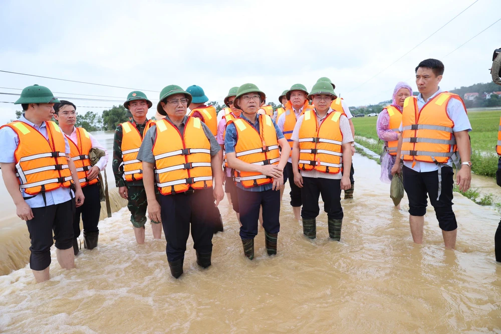 Thủ tướng Phạm Minh Chính thị sát vùng lũ Bắc Giang sáng 10-9. Ảnh: VIẾT CHUNG