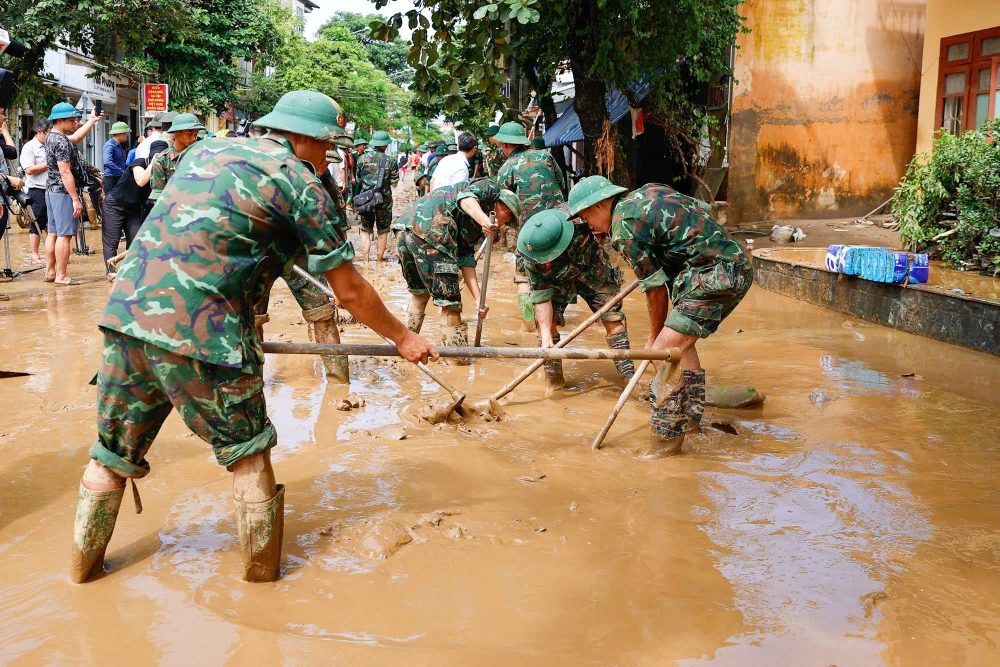 Các lực lượng hỗ trợ chính quyền, nhân dân dọn dẹp sau lũ ở Yên Bái