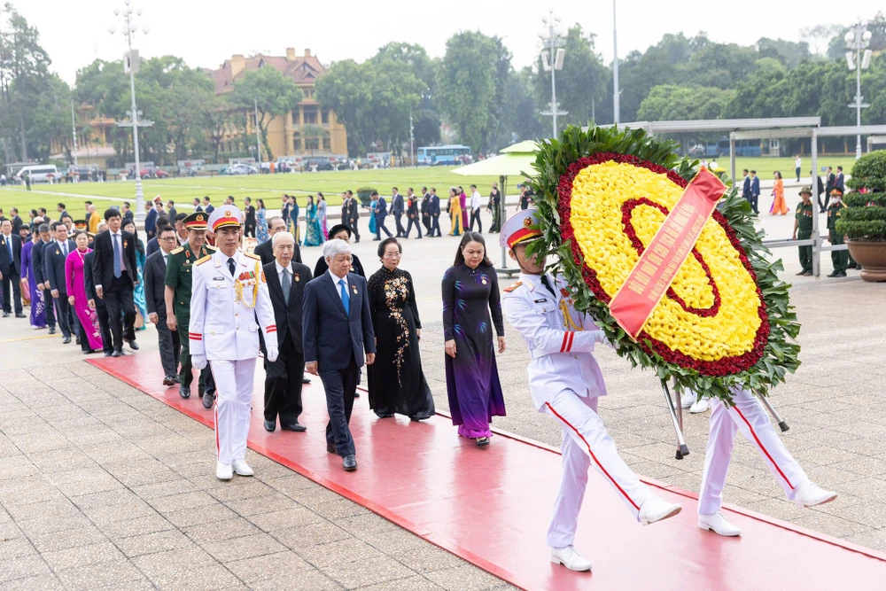 Đoàn đại biểu dự Đại hội đại biểu toàn quốc MTTQ Việt Nam lần thứ X, vào Lăng viếng Chủ tịch Hồ Chí Minh