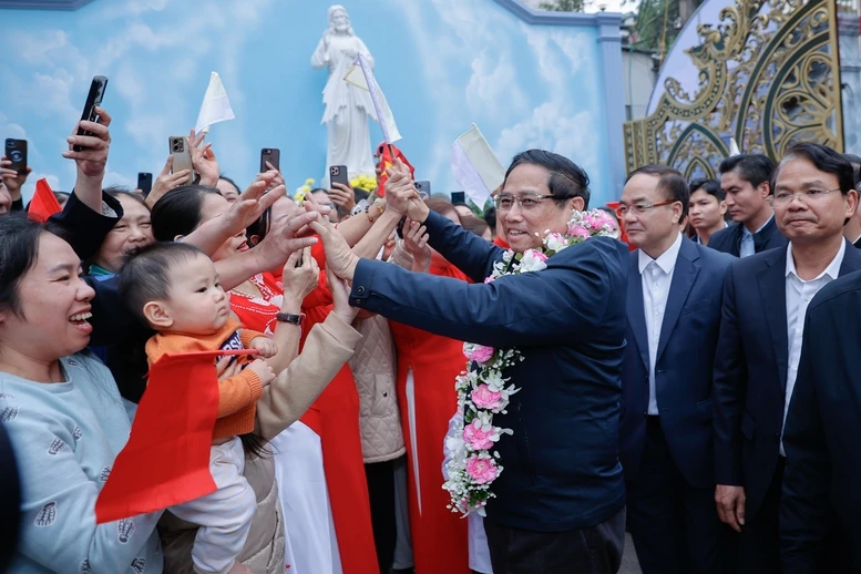 Thủ tướng Phạm Minh Chính thăm, chúc mừng linh mục, chức sắc, chức việc và giáo dân Giáo xứ Lào Cai nhân dịp Giáng sinh