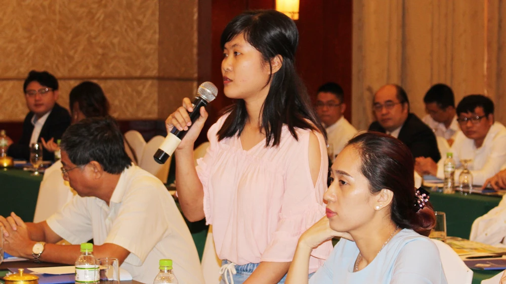 Đại diện một doanh nghiệp hỏi về chính sách ưu đãi đầu tư tại Lào. Ảnh: Chí Kan