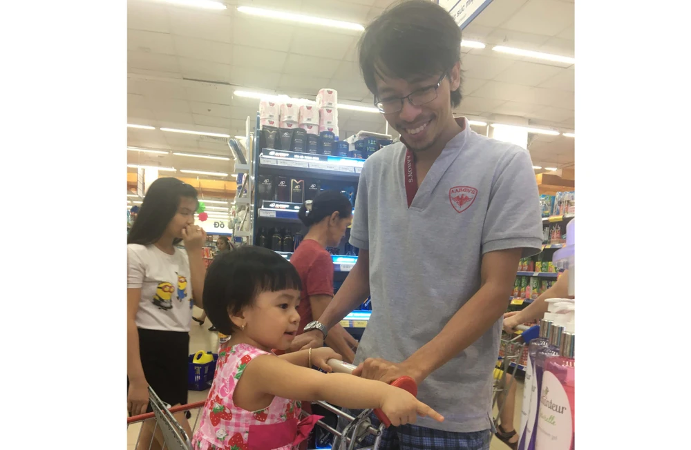 Khách hàng tham quan, mua sắm tại siêu thị Co.opMart Nguyễn Ảnh Thủ, quận 12, TPHCM.