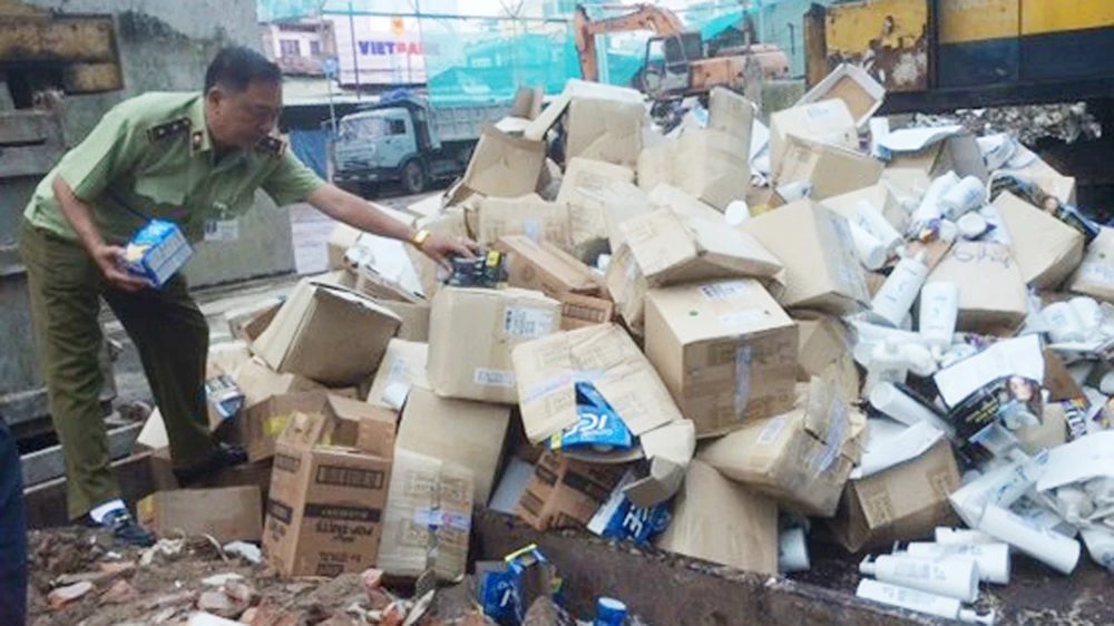  Lực lượng Quản lý thị trường TPHCM tiêu hủy tang vật hàng mỹ phẩm giả