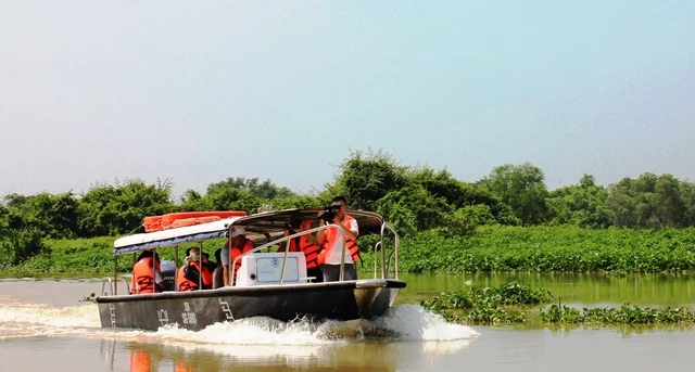 Du khách trải nghiệm tour du lịch sông nước TPHCM