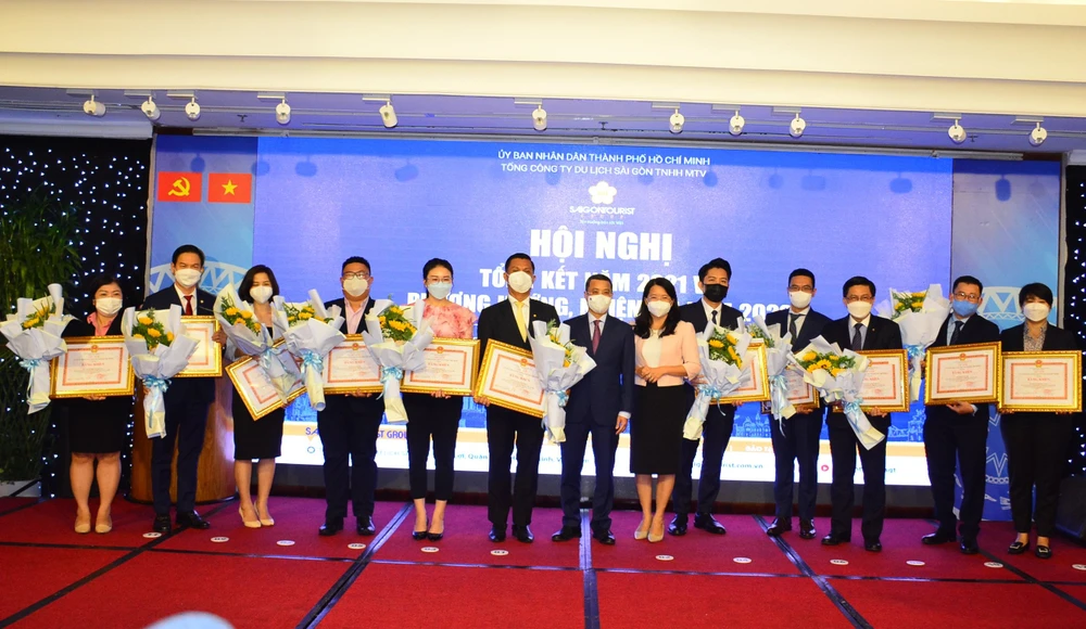 Giám đốc Sở Du lịch TPHCM Nguyễn Thị Ánh Hoa tặng hoa chúc mừng các tập thể nhận bằng khen của UBND TPHCM