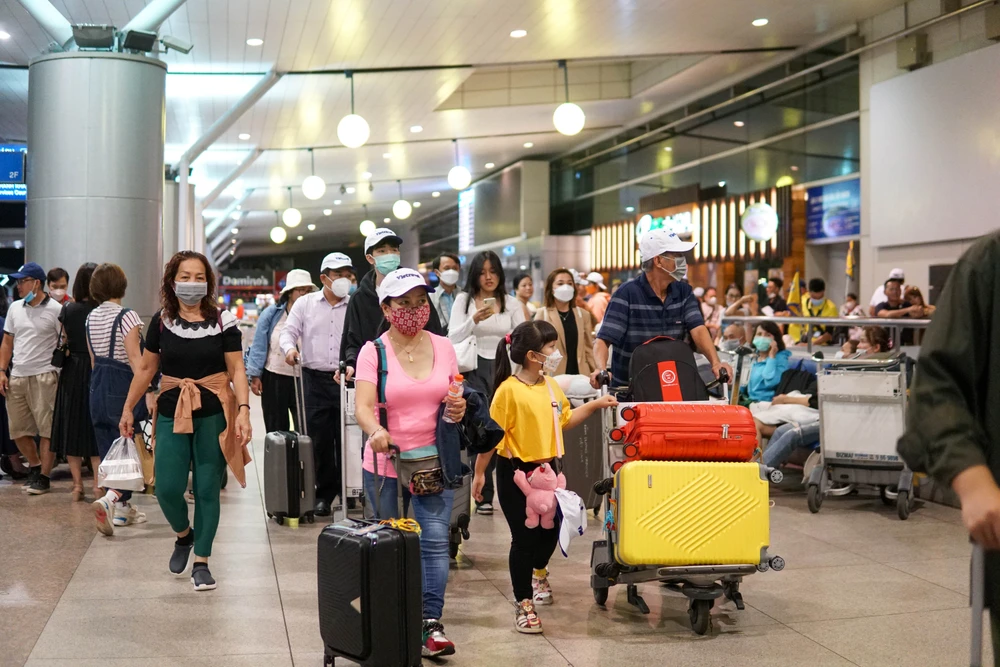 Khách tấp nập tại ga quốc tế sân bay Tân Sơn Nhất đầu Xuân Quý Mão để "xuất ngoại" du xuân