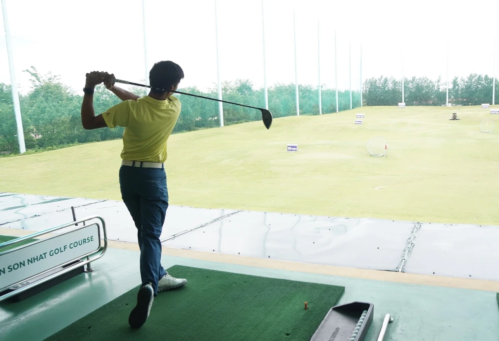 Khách được hướng dẫn các động tác đánh golf tại sân Golf Tân Sơn Nhất