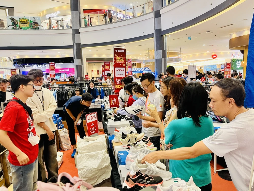 Khách săn hàng giảm giá từ 70-80% tại Aeon Mall Tân Phú nhân dịp nghỉ lễ Quốc khánh 