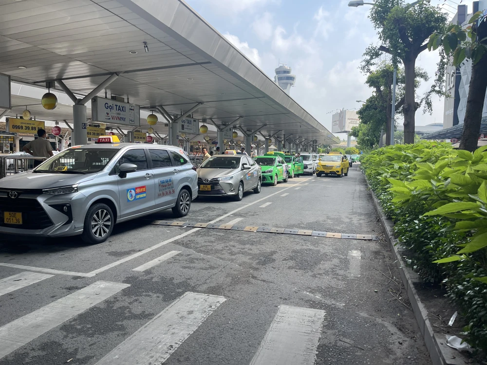 Taxi đón khách tại sân bay Tân Sơn Nhất. Ảnh: THANH HẢI