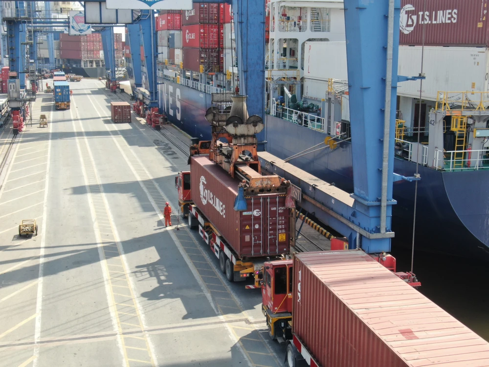 Hàng hóa cập cảng Cát Lái, TPHCM ngày 12-10. Ảnh: HOÀNG HÙNG