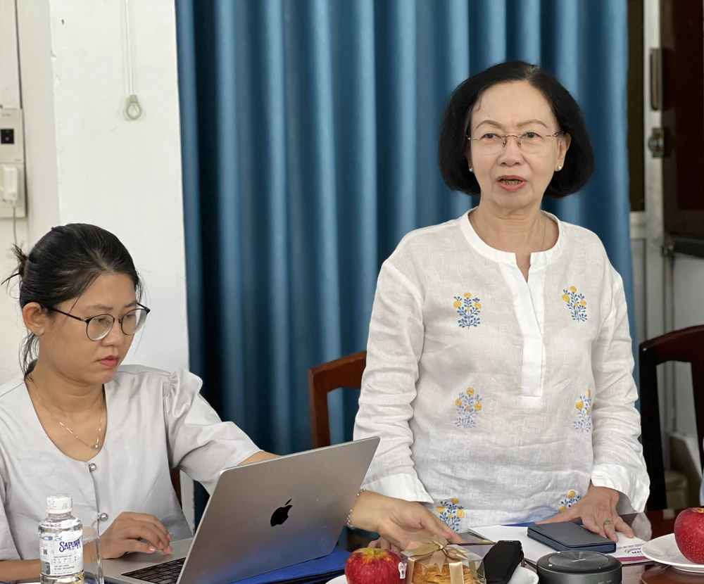 Bà Nguyễn Thị Khánh trao đổi thông tin tổng kết lễ hội ngày 27-10