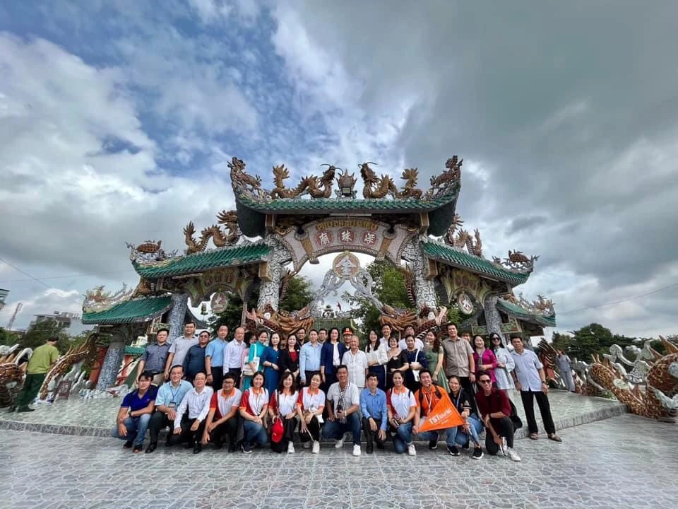Khách tham quan Phù Châu Miếu tại quận Gò Vấp, TPHCM do TSTtourist tổ chức