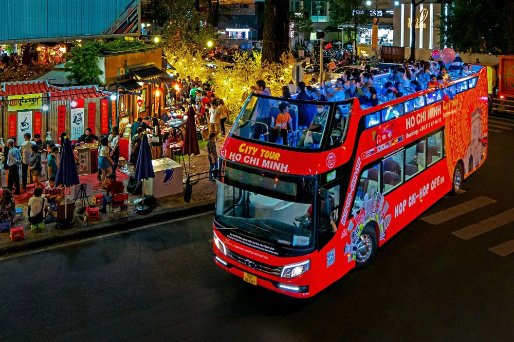 Tour đêm Sài Gòn bằng buýt 2 tầng được khách yêu thích