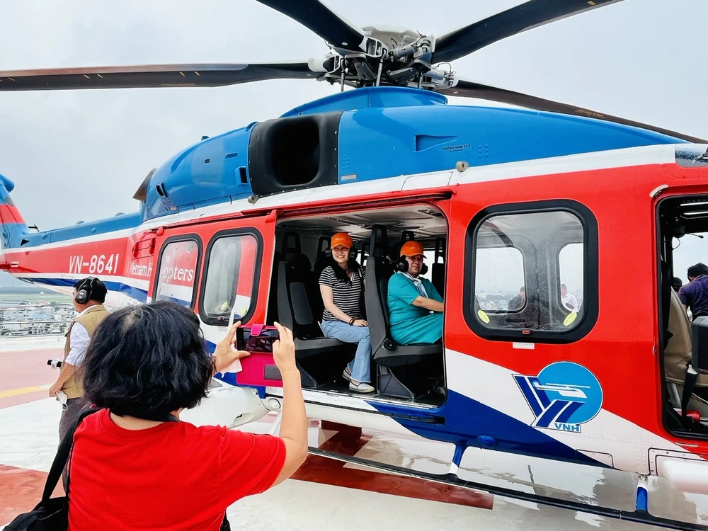 Khách trải nghiệm tour trực thăng tại TPHCM ngày 29-4-2022