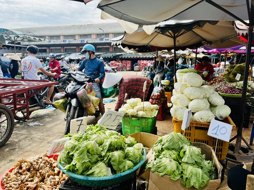 Người dân tấp nập mua rau củ quả các loại tại chợ đầu mối trên địa bàn TPHCM dịp cận Tết Giáp Thìn