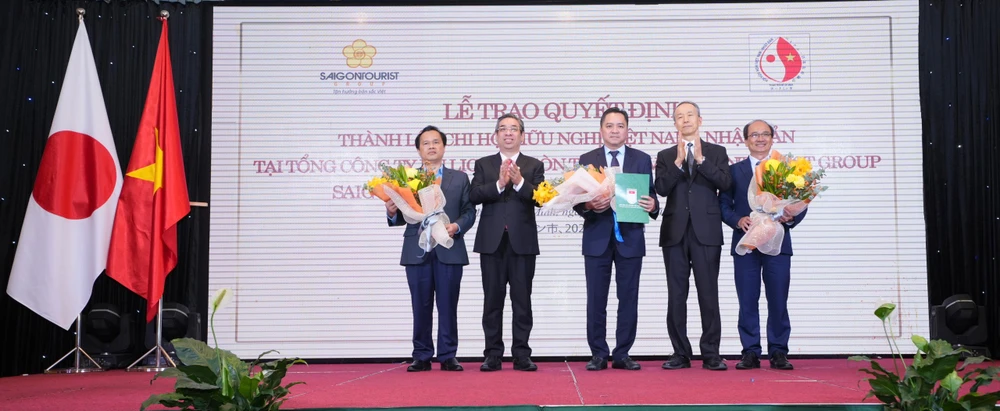 Phó Bí thư Thành ủy TPHCM Nguyễn Phước Lộc và Tổng Lãnh sự Nhật Bản tại TPHCM tặng hoa chúc mừng ban lãnh đạo Chi hội Hữu nghị Việt Nam - Nhật Bản vừa được thành lập