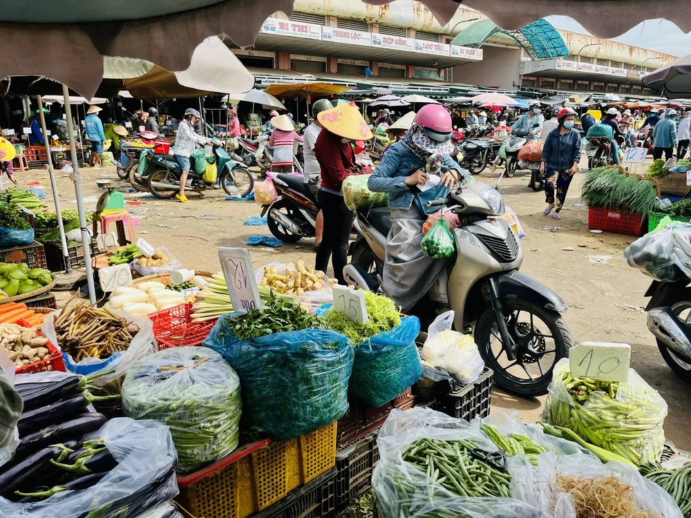 Người dân mua rau củ tươi trong chợ đầu mối Hóc Môn