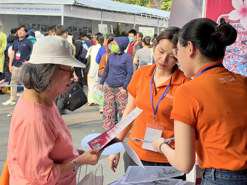 Người dân tìm mua tour tại Lễ hội Việt-Nhật ở TPHCM, ngày 10-3