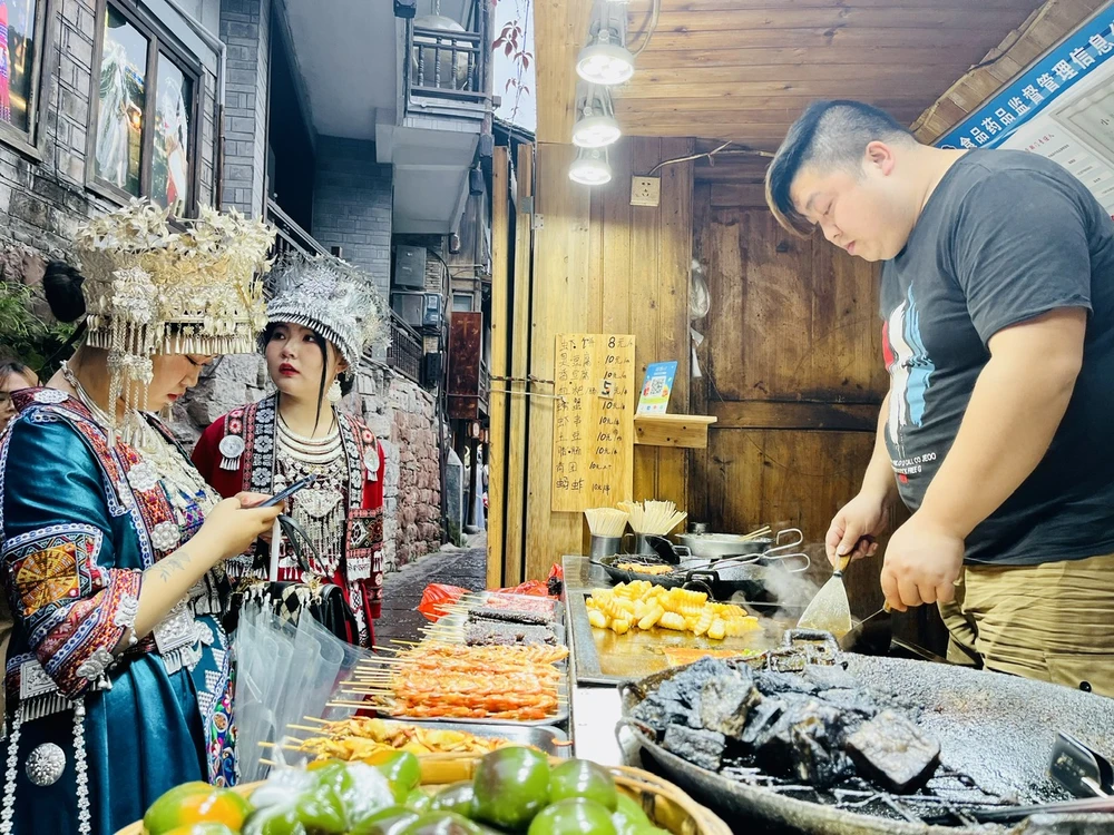 Du khách tìm hiểu về ẩm thực tại trấn cổ ở Trung Quốc