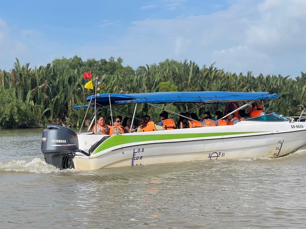 Đoàn khách tham quan sông nước TPHCM sáng ngày 9-8