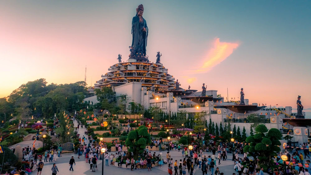 Người dân, du khách tham quan núi Bà Đen - Tây Ninh