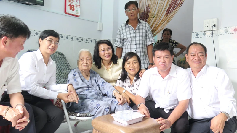 Đoàn lãnh đạo TPHCM thăm hỏi Mẹ Việt Nam Anh hùng Đào Thị Nhành (ngụ huyện Nhà Bè, TPHCM)