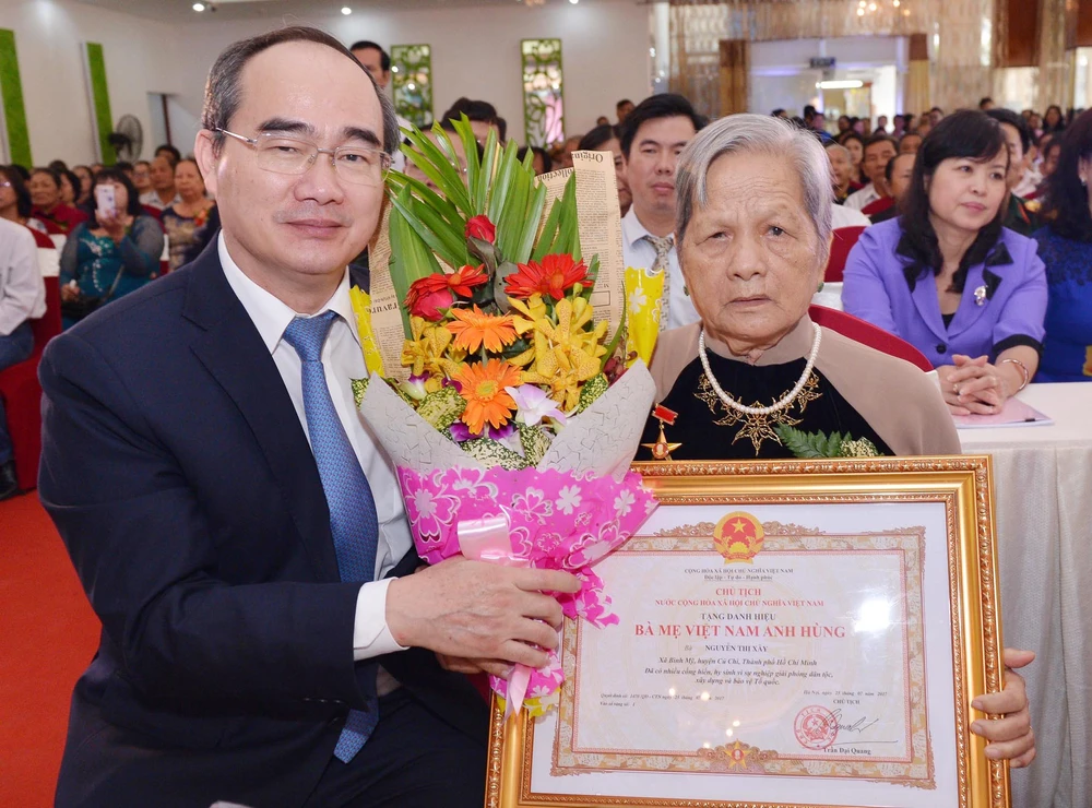 Bí thư Thành uỷ TPHCM Nguyễn Thiện Nhân trao tặng danh hiệu Bà Mẹ VNAH cho mẹ Nguyễn Thị Xây. Ảnh: Việt Dũng