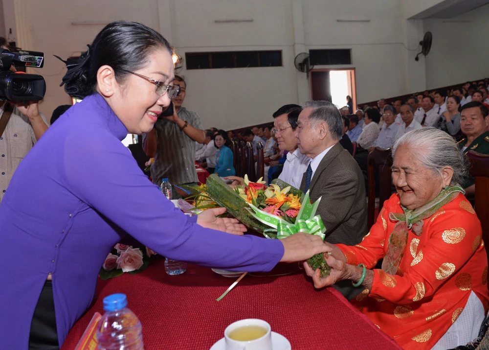 Phó Bí thư Thành ủy TPHCM Võ Thị Dung tặng hoa cho Mẹ Việt Nam anh hùng nhân buổi họp mặt. Ảnh: VIỆT DŨNG