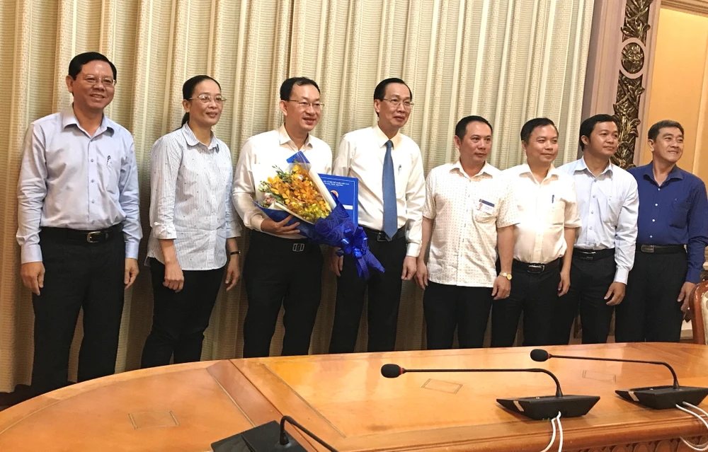 Phó Chủ tịch Thường trực UBND TPHCM Lê Thanh Liêm trao quyết định điều động cán bộ