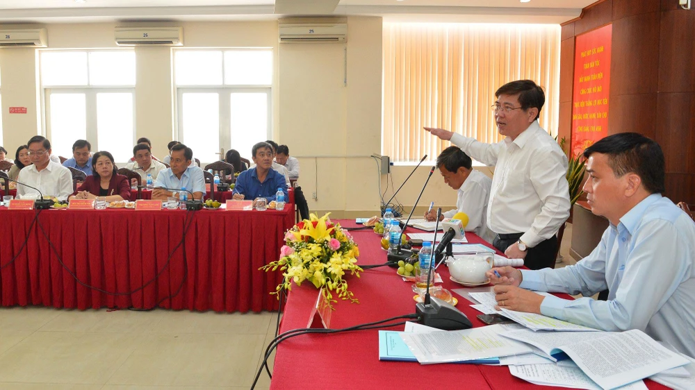 Chủ tịch UBND TPHCM Nguyễn Thành Phong phát biểu trong buổi làm việc với quận 7. Ảnh: VIỆT DŨNG