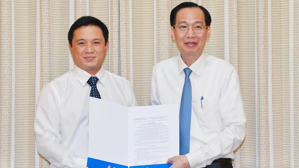 Ông Nguyễn Trung Anh nhận quyết định làm Phó Giám đốc Sở Kế hoạch - Đầu tư TPHCM. Ảnh: VIỆT DŨNG
