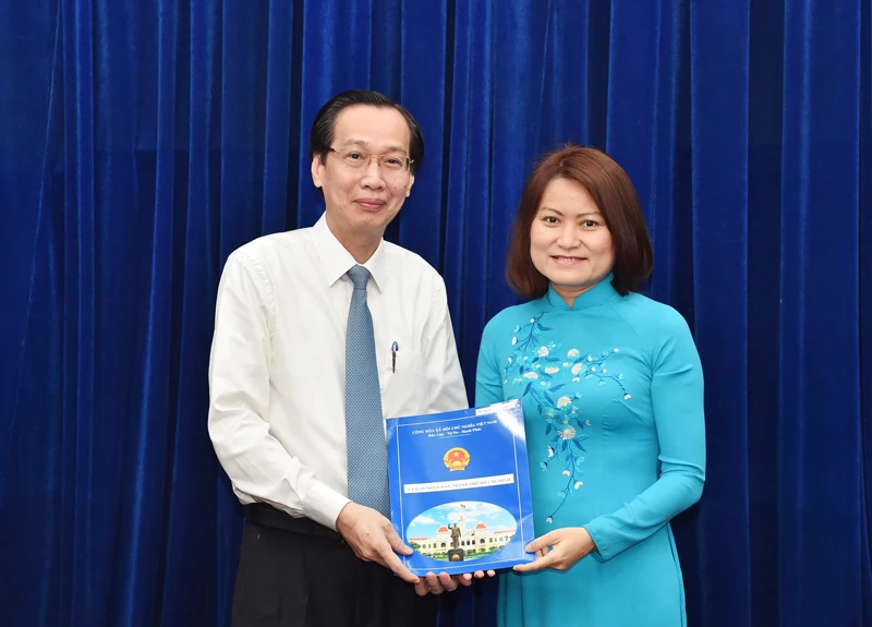 Đồng chí Lê Thanh Liêm trao quyết định cho bà Nguyễn Thị Thanh Vân. Ảnh: VIỆT DŨNG