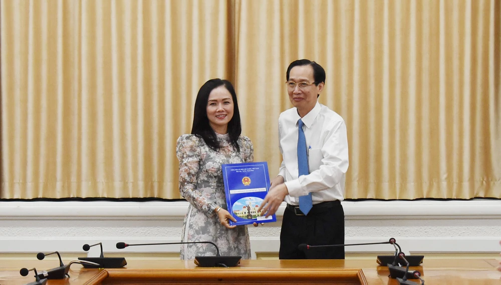 Phó Chủ tịch Thường trực UBND TPHCM Lê Thanh Liêm trao quyết định bổ nhiệm bà Ngô Thị Hoàng Các giữ chức vụ Phó Giám đốc Sở Nội vụ TPHCM