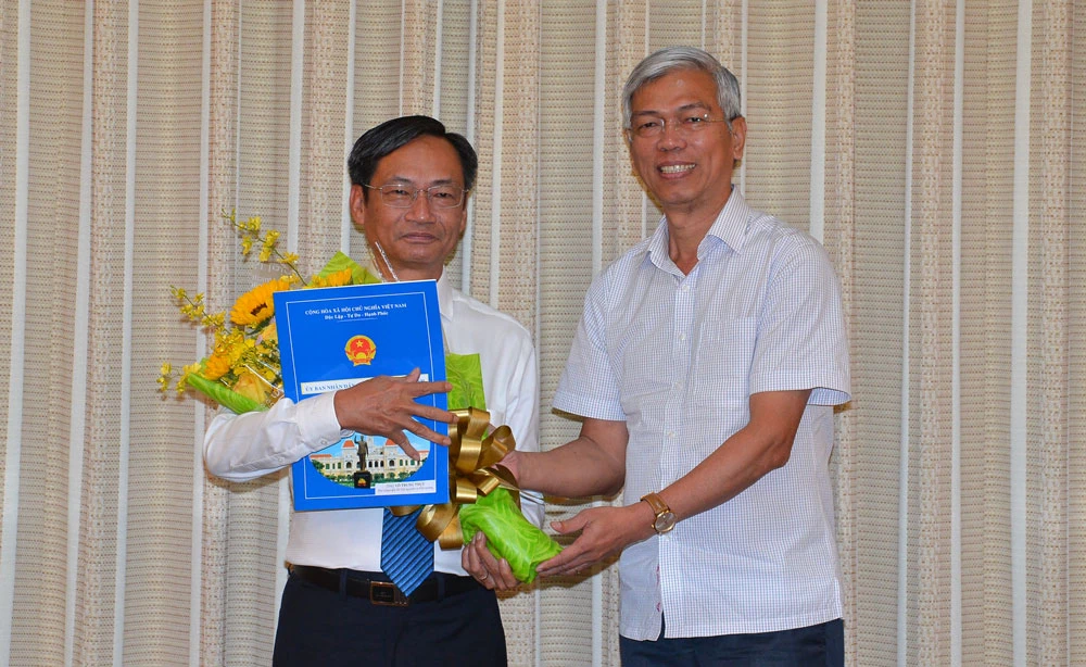 Phó Chủ tịch UBND TPHCM Võ Văn Hoan trao quyết định bổ nhiệm ông Võ Trung Trực. Ảnh: VIỆT DŨNG