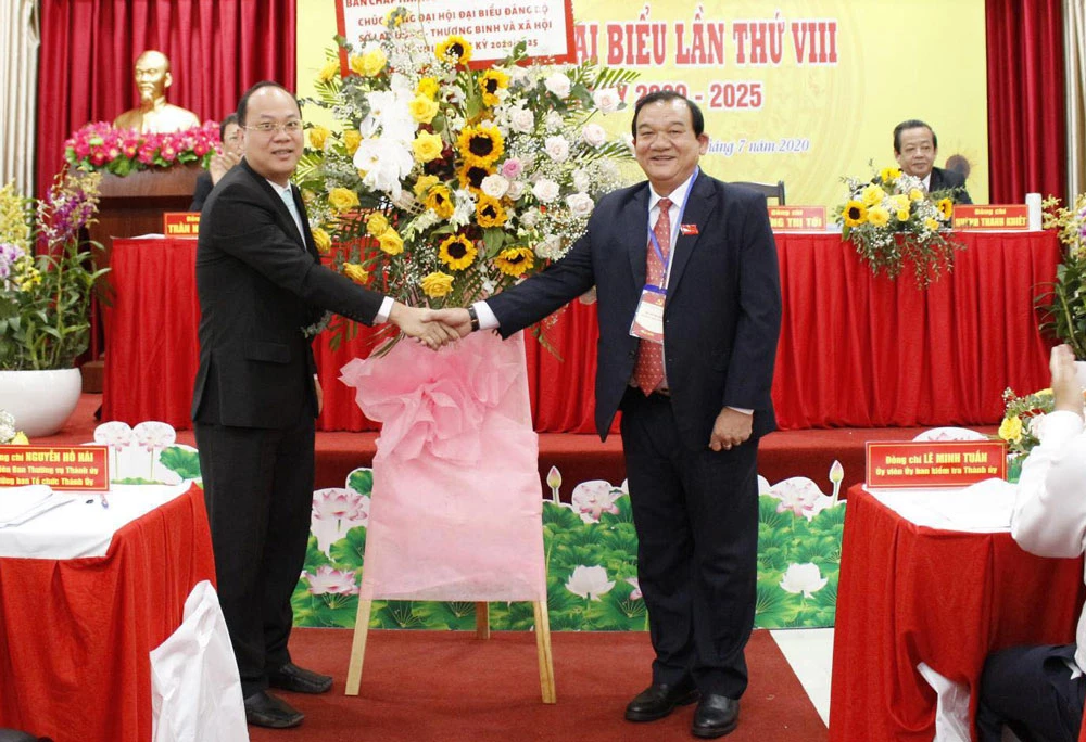 Đồng chí Nguyễn Hồ Hải, Trưởng Ban Tổ chức Thành ủy TPHCM tặng lẵng hoa chúc mừng đại hội
