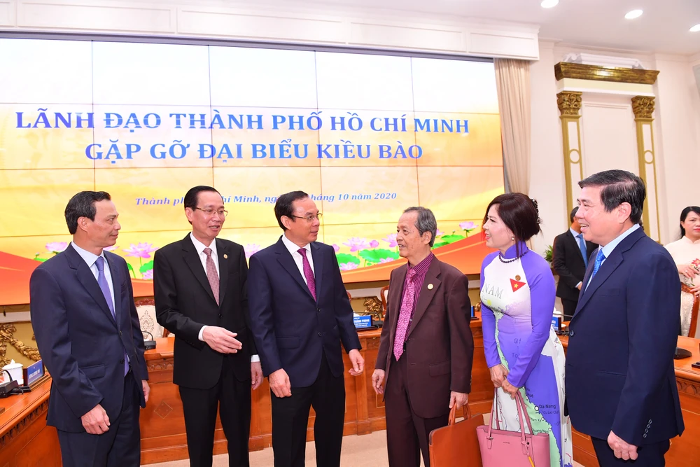 Bí thư Thành ủy TPHCM Nguyễn Văn Nên cùng các đồng chí lãnh đạo TP gặp gỡ kiều bào. Ảnh:VIỆT DŨNG