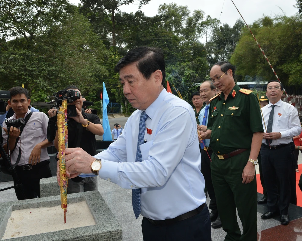 Chủ tịch UBND TPHCM Nguyễn Thành Phong dâng hương tại Bia tưởng niệm các anh hùng liệt sĩ nữ du kích Củ Chi. Ảnh: VIỆT DŨNG