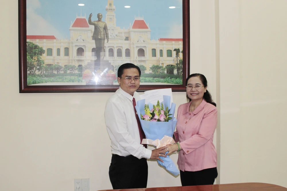 Chủ tịch HĐND TPHCM Nguyễn Thị Lệ trao quyết định bổ nhiệm chức vụ Chánh Văn phòng Đoàn ĐBQH và HĐND TPHCM tới đồng chí Cao Thanh Bình