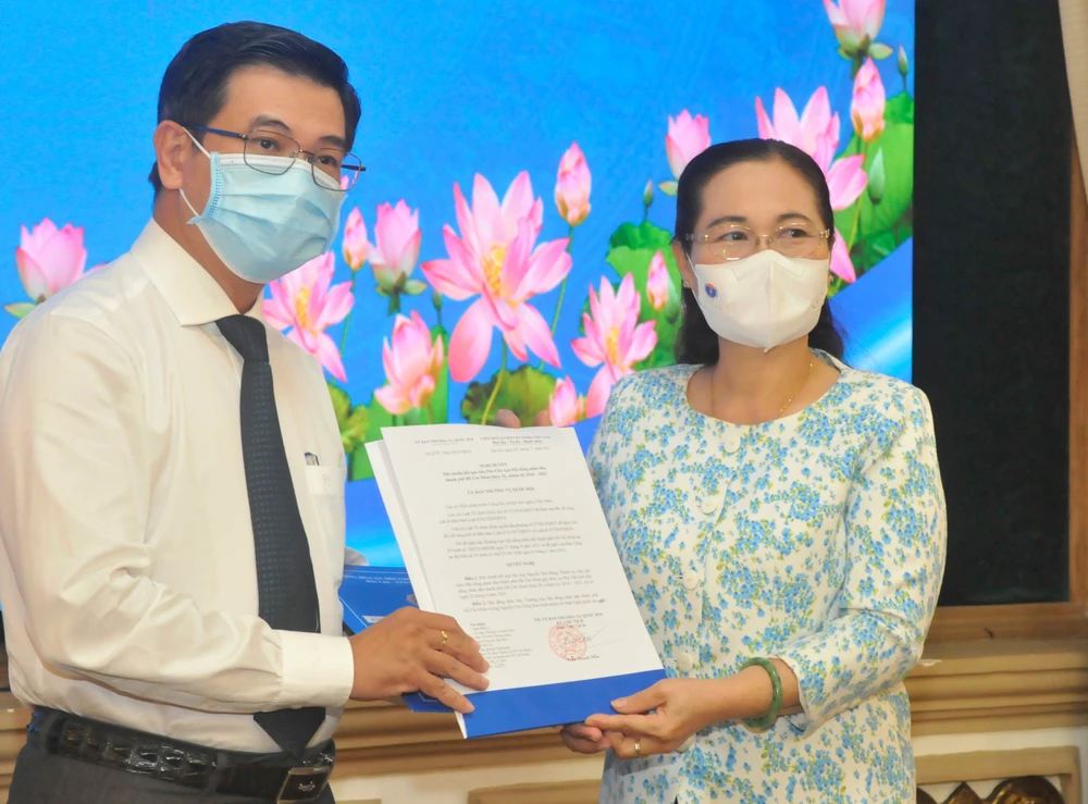 Trao nghị quyết phê chuẩn ông Nguyễn Văn Dũng làm Phó Chủ tịch HĐND TPHCM 