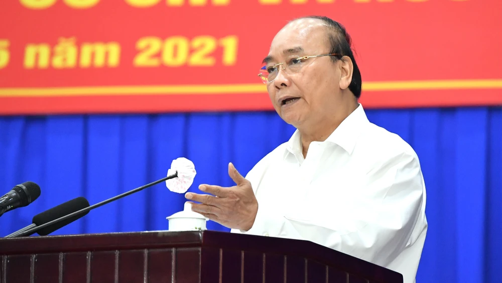 Chủ tịch nước Nguyễn Xuân Phúc tiếp xúc cử tri huyện Củ Chi (TPHCM) sáng 14-5. Ảnh: VIỆT DŨNG
