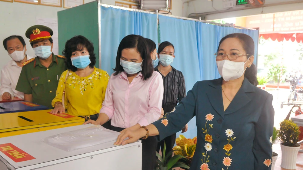 Đồng chí Nguyễn Thị Lệ kiểm tra việc chuẩn bị bầu cử tại Củ Chi, TPHCM. Ảnh: CAO THĂNG