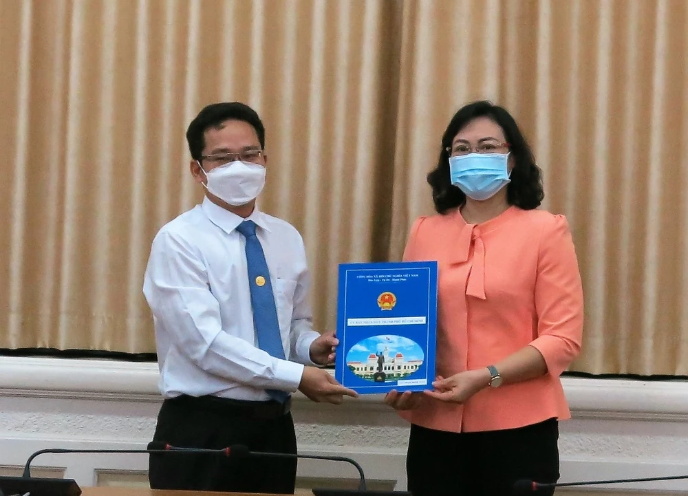 Phó Chủ tịch UBND TPHCM Phan Thị Thắng trao quyết định điều động ông Phạm Minh Tuấn