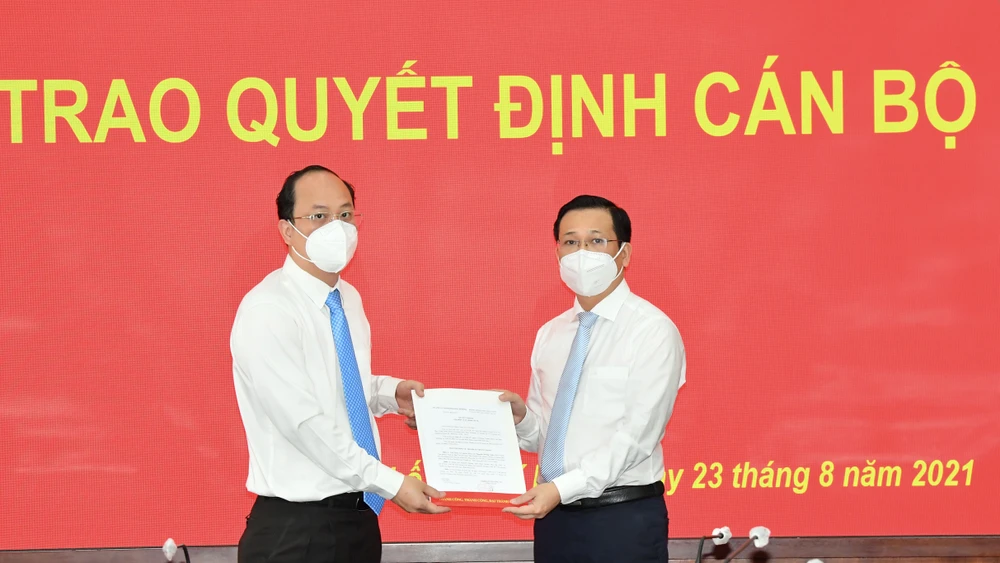 Phó Bí thư Thành ủy TPHCM Nguyễn Hồ Hải trao quyết định cho đồng chí Nguyễn Hoàng Anh. Ảnh: VIỆT DŨNG