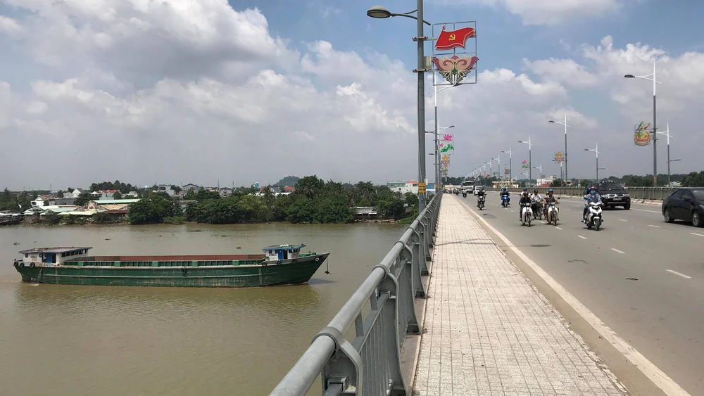 Cây cầu nơi chị T. gieo mình xuống sông Đồng Nai. Ảnh: ĐAN NGUYÊN